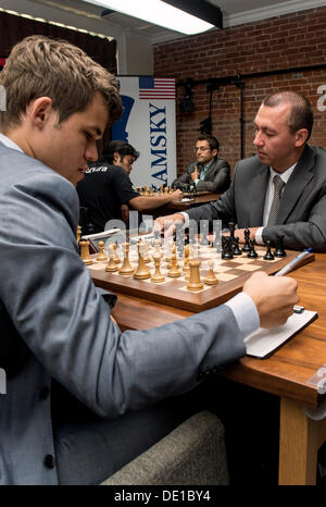 St Louis, Missouri, USA. 09 août, 2013. La concurrence simultanée à l'inaugural Sinquefield Cup a lieu à du Club d'échecs scolaires et centre de St Louis. Le tournoi de quatre hommes dispose de joueurs de haut niveau (de gauche) Magnus Carlsen (FIDE rating : 2862), HIKARU NAKAMURA (FIDE rating 2774), LEVON ARONIAN (FIDE rating : 2802) et GATA KAMSKY (FIDE rating:2733). Credit : ZUMA Press, Inc./Alamy Live News Banque D'Images