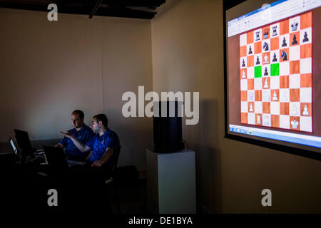 St Louis, Missouri, USA. 09 août, 2013. RONEN Grandmaster, ZVI HAR-gauche, et Grandmaster VAR AKOBIAN fournir passer-by-passer l'analyse et le commentaire de la première tasse Sinquefield tenue au Club d'échecs scolaires et centre de St Louis. Le tournoi de quatre hommes comprend les deux meilleurs joueurs au monde, Magnus Carlsen (FIDE rating : 2862) et Levon Aronian (FIDE rating : 2802), et les deux meilleurs joueurs aux États-Unis Hikaru Nakamura (FIDE rating : 2774) et Gata Kamsky (FIDE rating : 2733). Credit : ZUMA Press, Inc./Alamy Live News Banque D'Images