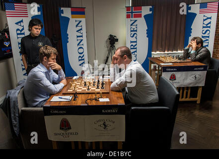 St Louis, Missouri, USA. 09 août, 2013. HIKARU NAKAMURA grand maître des États-Unis (debout) dans les contrôles sur les progrès de l'autre match au cours de la première journée de jeu à l'inaugural Sinquefield Cup tenue à du Club d'échecs scolaires et centre de St Louis. Le tournoi de quatre hommes comprend les deux meilleurs joueurs au monde, Magnus Carlsen (FIDE rating : 2862) et LEVON ARONIAN (FIDE rating : 2802), plus les deux meilleurs joueurs aux États-Unis M. Nakamura (FIDE rating : 2774) et GATA KAMSKY (FIDE rating : 2733). Credit : ZUMA Press, Inc./Alamy Live News Banque D'Images