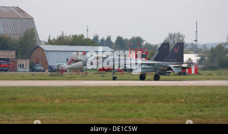Le Sukhoi Su-35S est un avion de chasse russe multirôle présenté au salon international de l'aérospatiale MAKS 2013. Il est doté d'une avionique avancée et de puissants moteurs à guidage de poussée, démontrant une maniabilité supérieure. Banque D'Images