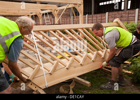 L bâtiment maison, la construction en bois de chêne vert, les travailleurs de garage l'érection d'escalier extérieur Banque D'Images