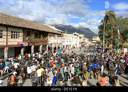 La danse de la communauté autochtone à Cotacachi town plaza pendant l'Inti Raymi festivités marquant le solstice d'été Banque D'Images