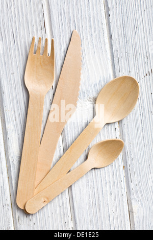 Ensemble de couverts en bois sur table en bois Banque D'Images