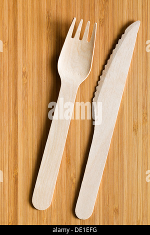 Ensemble de couverts en bois sur table en bois Banque D'Images
