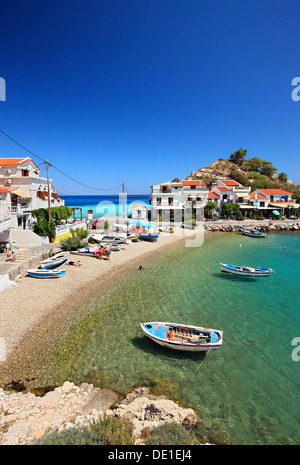 Village de Kokkari, une des destinations touristiques les plus populaires dans l'île de Samos, en Grèce. Banque D'Images