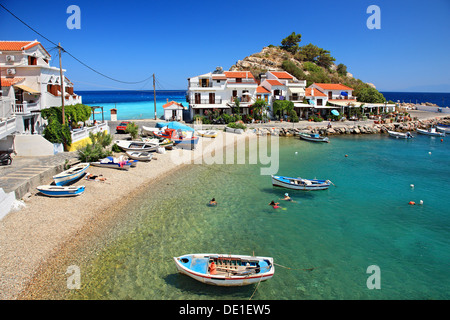 Village de Kokkari, une des destinations touristiques les plus populaires dans l'île de Samos, en Grèce. Banque D'Images