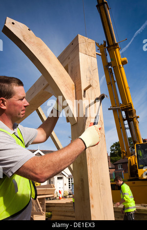 L bâtiment maison, la construction en bois de chêne vert, de garage, châssis de comptage des ascenseurs grues whist structure lourde Banque D'Images