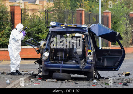 Belfast, Irlande du Nord. 10 septembre 2013 - Un agent d'investigation PSNI photographies du véhicule après ATO de l'armée a procédé à une explosion contrôlée. Crédit : Stephen Barnes/Alamy Live News Banque D'Images