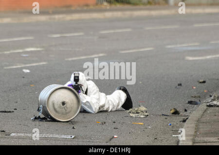 Belfast, Irlande du Nord. 10 septembre 2013 - Un agent d'investigation PSNI photographies le baril de bière qui a été à l'arrière d'un véhicule abandonné et conduire à l'ATO de l'armée effectuant une explosion contrôlée. Crédit : Stephen Barnes/Alamy Live News Banque D'Images