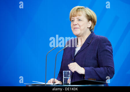 Berlin, Allemagne. 10 Septembre, 2013. La chancelière Merkel reçoit les 65 lauréats du concours national "jeune chercheur" à la chancellerie à Berlin. Le chancelier remet les Prix spéciaux du chancelier allemand' pour le travail le plus original dans le concours national d'Korbinian urbain. Le prix est doté de 3 000 euros. Pictutre : Angela Merkel (CDU), Chancelier allemand, illustré au cours de la réception à partir de 65 lauréats du concours national "jeune chercheur" à la chancellerie à Berlin. Credit : Reynaldo Chaib Paganelli/Alamy Live News Banque D'Images