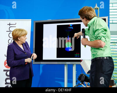 Berlin, Allemagne. 10 Septembre, 2013. La chancelière Merkel reçoit les 65 lauréats du concours national "jeune chercheur" à la chancellerie à Berlin. Le chancelier remet les Prix spéciaux du chancelier allemand' pour le travail le plus original dans le concours national d'Korbinian urbain. Le prix est doté de 3 000 euros. Pictutre : Angela Merkel (CDU), Chancelier allemand, et Urbain Korbinian, lauréat du prix "spécial du chancelier allemand', au 'Young Scientist Award' à la chancellerie à Berlin. Credit : Reynaldo Chaib Paganelli/Alamy Live News Banque D'Images