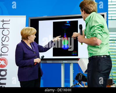 Berlin, Allemagne. 10 Septembre, 2013. La chancelière Merkel reçoit les 65 lauréats du concours national "jeune chercheur" à la chancellerie à Berlin. Le chancelier remet les Prix spéciaux du chancelier allemand' pour le travail le plus original dans le concours national d'Korbinian urbain. Le prix est doté de 3 000 euros. Pictutre : Angela Merkel (CDU), Chancelier allemand, et Urbain Korbinian, lauréat du prix "spécial du chancelier allemand', au 'Young Scientist Award' à la chancellerie à Berlin. Credit : Reynaldo Chaib Paganelli/Alamy Live News Banque D'Images