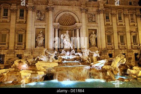 Belle Vue de nuit sur la célèbre fontaine de Trevi à Rome 2 Banque D'Images