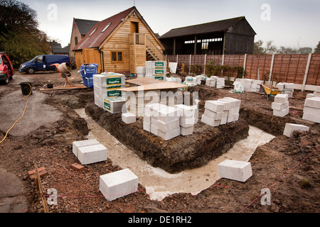 L bâtiment maison, blocs de tranchée autour des fondations de la nouvelle construction d'accueil en attente d'être mis à Banque D'Images