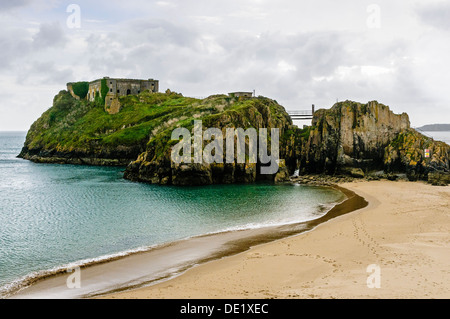 La formidable à Fort construit de granit et de calcaire sur l'affleurement de marée de St Catherine's Island, plage de Tenby et château, Banque D'Images