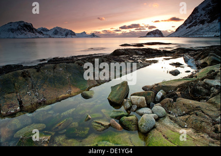 Vikbukta au coucher du soleil, près de la baie, Haukland Vestvågøy, Lofoten, Nordland, Norvège Banque D'Images