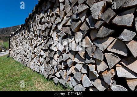 Les piles de bois de chauffage, sciage, Ried am Wolfgangsee, Salzburg, Autriche Etat Banque D'Images