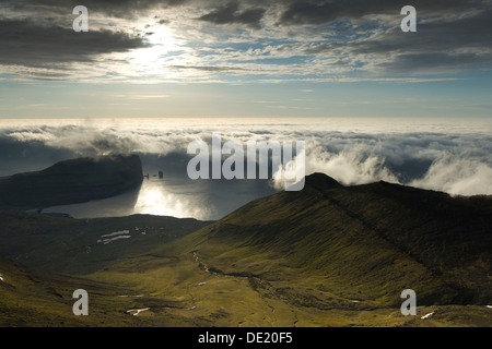 Paysage côtier avec Kollur Montagne et la mer des piles de Risin et Kellingin dans la lumière du soir, Eiði Eysturoy, Banque D'Images