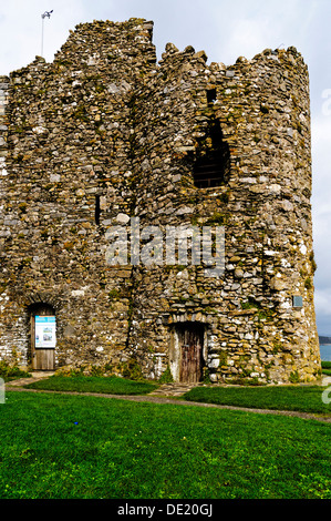 Les ruines de la seule tour de Tenby château surplombant la baie de Carmarthen et la ville depuis son promontoire rocheux. Banque D'Images