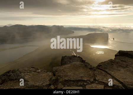 Paysage côtier avec Kollur Montagne et la mer des piles de Risin et Kellingin dans la lumière du soir, Eiði Eysturoy, Banque D'Images