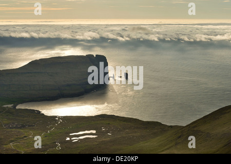 Kollur Montagne et la mer des piles de Risin et Kellingin dans la lumière du soir, Eiði, Eysturoy, îles Féroé, Danemark Banque D'Images