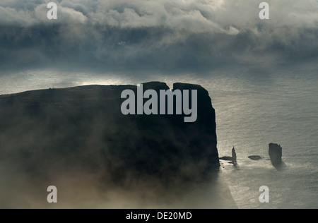 Kollur Montagne et la mer des piles de Risin et Kellingin dans la lumière du soir, Eiði, Eysturoy, îles Féroé, Danemark Banque D'Images