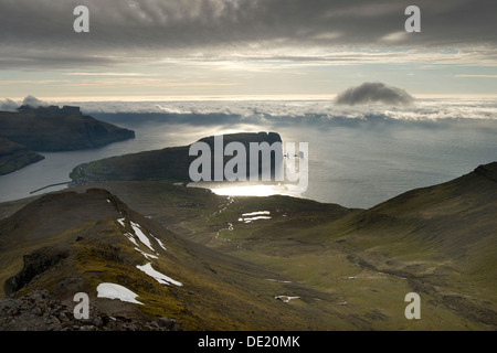 Paysage côtier avec Kollur Montagne et la mer des piles de Risin et Kellingin dans la lumière du soir, Eiði Eysturoy, Banque D'Images