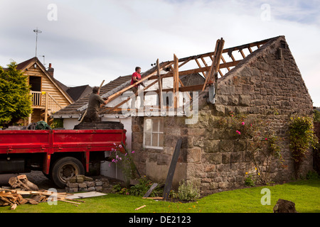 L bâtiment maison, dépose de toiture en pierre ancienne dépendance pour effacer emplacement prêt pour la construction de maison neuve Banque D'Images