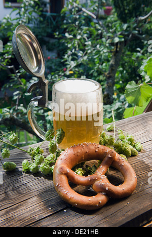 Un litre de bière chope ou stein avec bretzel, Hallertau, Bavière Banque D'Images