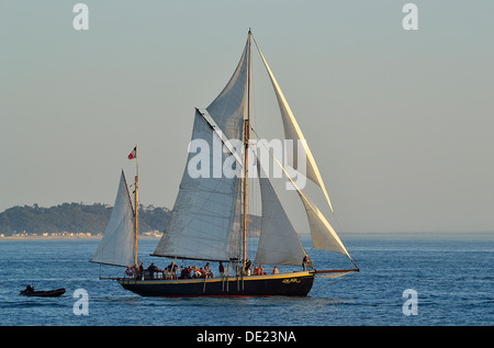 Lys noir (Français classiques. Rig : aurique yawl, 1914) de quitter le port de pêche de Granville (Normandie, France). Banque D'Images