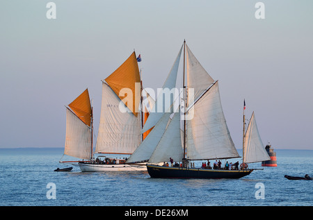 Etoile Molène (thon, Dundee homeport : St Malo) et Lys noir (Français classiques. Rig : yawl auric, 1914, Port d'attache : Granville Banque D'Images