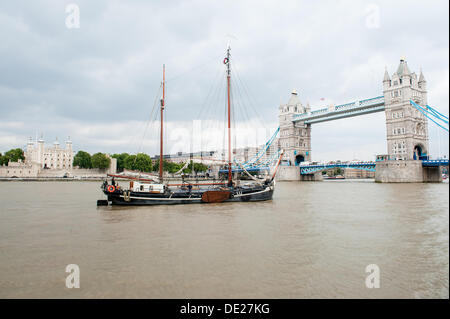 Londres, Royaume-Uni. 10e Août, 2013. Tower Bridge, Londres. Le pont s'ouvre comme deux bateaux classiques arriver durant le Festival de la Tamise. Le Cultureship De-Walvisch () et Vic96. Les deux navires participent à la 1513 l'opéra des navires où les navires de cloches et de sifflets et les bâtiments eux-mêmes seront les interprètes le samedi soir près de Tower Bridge. Crédit : La Farandole Stock Photo/Alamy Live News Banque D'Images