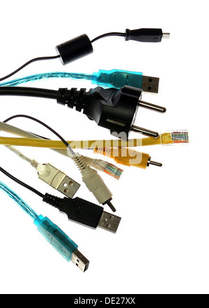 Les câbles électriques, câbles, connecteurs d'ordinateur, bouchons et aux prises. Banque D'Images