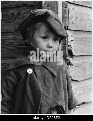 Dans le comté de Haskell, au Kansas, deux enfants, un frère et une sœur, sont photographiés aux côtés de leur père, un fermier locataire, représentant la vie familiale et le travail agricole dans les régions rurales de l'Amérique. Banque D'Images
