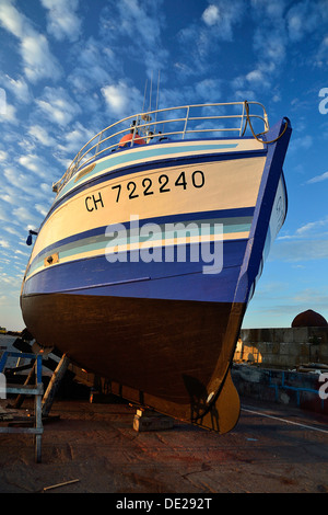 Trawler avec une coque en bois, en cours de restauration sur un quai à Granville (Basse Normandie, France). Banque D'Images