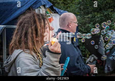 Balcombe, West Sussex. 10e Août, 2013. Manifestant écologiste souffle bulles à l'entrée du site de Cuadrilla fracturation anti écologistes protestent contre les forages d'essai par Cuadrilla sur le site de West Sussex qui pourraient mener à la processus de fracturation controversée. Crédit : David Burr/Alamy Live News Banque D'Images