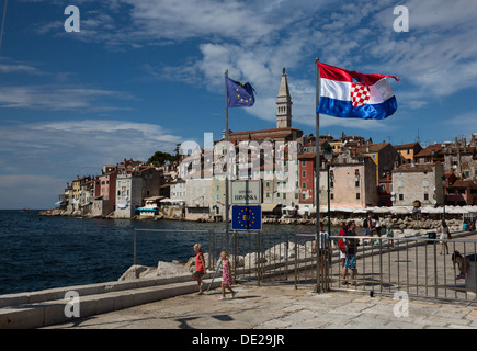 L'admission de la Croatie, les drapeaux de l'UE et de la Croatie en agitant au port de Rovinj, Croatie, symbole, image symbolique, Banque D'Images