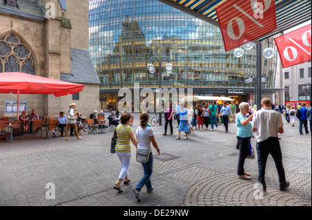 Rue piétonne commerçante de Cologne, en Allemagne. Banque D'Images