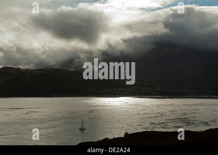 Les nuages au-dessus de la spectaculaire plage de Sgritheall Beinnn et le Sound of Sleat, de Kylerhea, Isle of Skye, Scotland, UK Banque D'Images