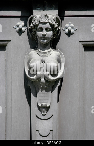 Figure féminine sculptée sur un portail de la Musée national de Bavière, Munich, Bavière Banque D'Images