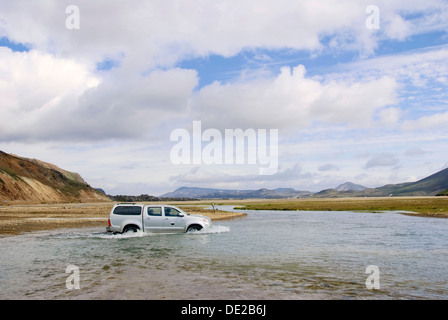 Véhicule traversant une rivière alpine, monde, Landmannalaugar, Islande, Europe Banque D'Images