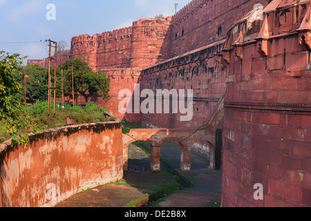 Les remparts et les douves rouge vide de Fort d'Agra en Inde Banque D'Images