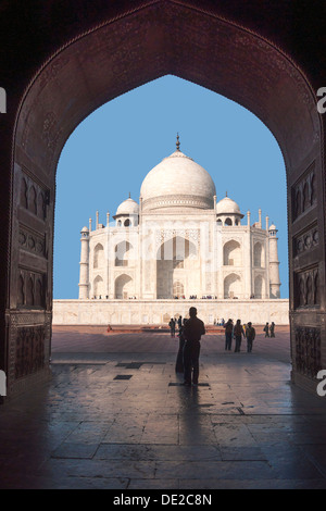 Le Mausolée du Taj Mahal vu de l'intérieur de mosquée à Agra en Inde. Banque D'Images