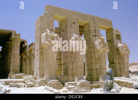 Osiride statues en face de la Ramesseum, Louxor (Thèbes), l'Égypte. Artiste : Tony Evans Banque D'Images