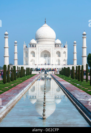 Long View sur le Mausolée du Taj Mahal avec réflexion en canal à l'Inde Agra. Banque D'Images