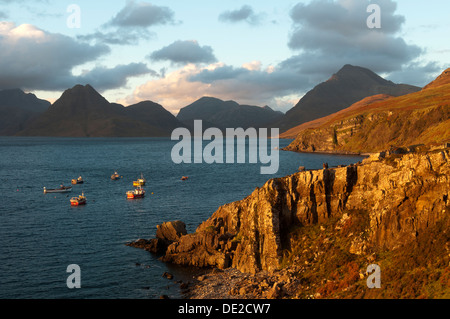 Coucher du soleil sur le Cuillin hills sur le Loch Scavaig, d'Elgol, Isle of Skye, Scotland, UK Banque D'Images