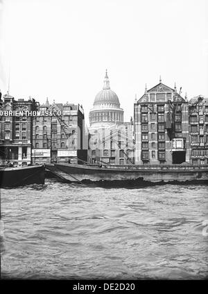 En passant les briquets St Paul's Wharf avec la Cathédrale St Paul à l'arrière-plan, Londres, c1905. Artiste : Inconnu Banque D'Images