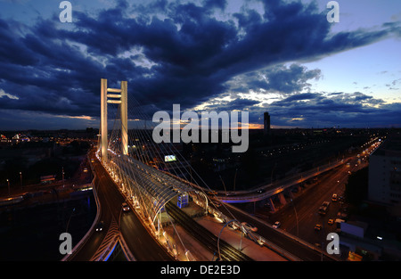 Le nouveau pont Basarab lumineux est visible au crépuscule dans la ville de Bucarest. Banque D'Images