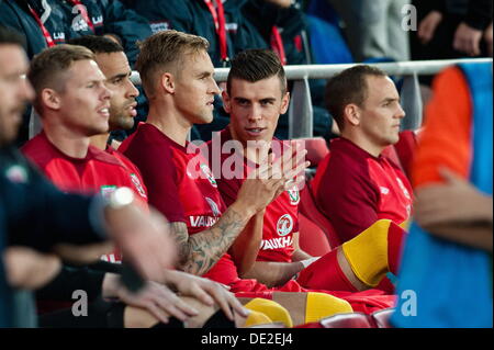 Cardiff UK. Mardi, 10 Septembre 2013 Photo : Gareth Bale (L) regarde sur le banc avec des coéquipiers. Re : Pays de Galles V France, de qualification de la Coupe du Monde au Cardiff City Stadium, Cardiff, Pays de Galles : Crédit D Legakis/Alamy Live News Banque D'Images