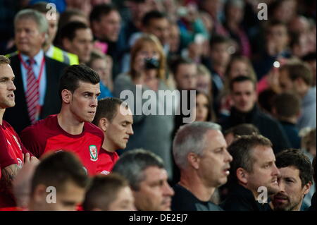 Cardiff UK. Mardi, 10 Septembre 2013 Photo : Gareth Bale (L) regarde sur le banc avec des coéquipiers. Re : Pays de Galles V France, de qualification de la Coupe du Monde au Cardiff City Stadium, Cardiff, Pays de Galles : Crédit D Legakis/Alamy Live News Banque D'Images